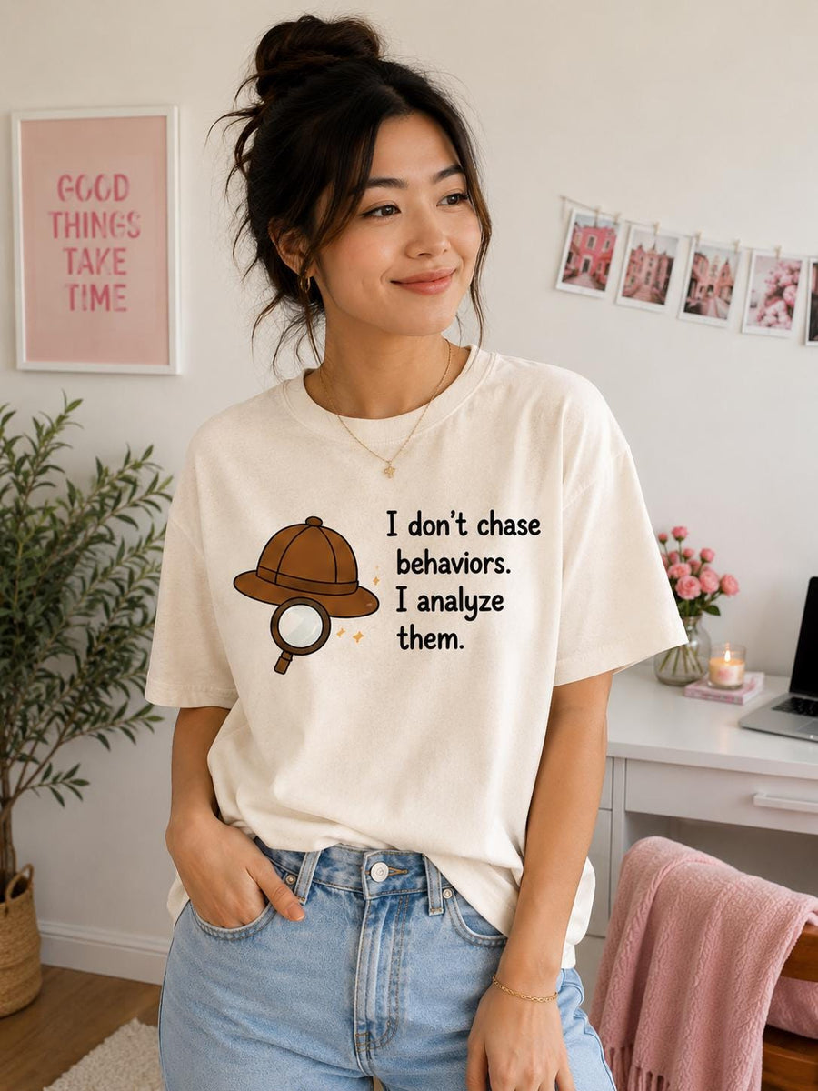 Detective Hat & Magnifying Glass I don't chase behaviors I analyze them T-Shirt